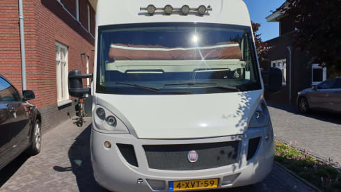 Aventura! – Spacious modern camper for family or (sports) events XL