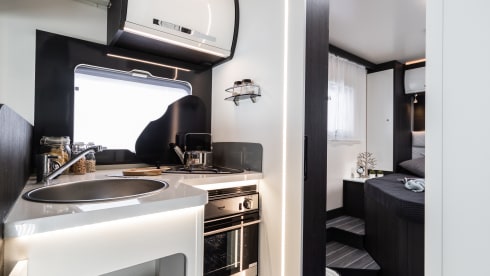 Cruz – Motorhome – Sleeps 5 – Travels 5