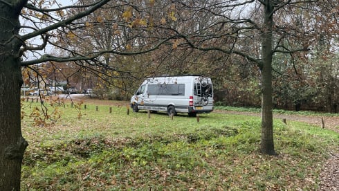 Beautifully spacious 2-4 person Bus camper Sprinter 2015