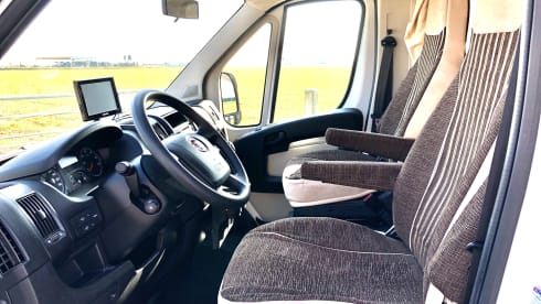 Very nice and complete spacious family camper for 2-4 persons