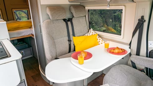Luxe Hymer buscamper met lengte bedden