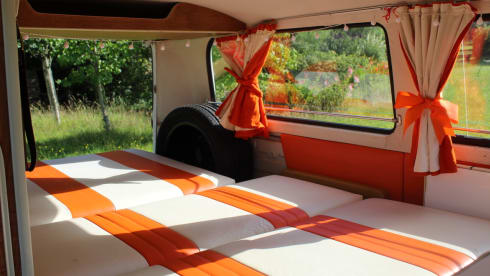 Stanley – LOVE LIFE IN THE SLOW LANE WITH STANLEY