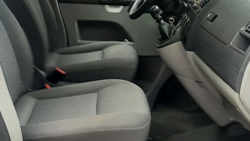 Freedom! Compact 3-seater VW T5 campervan with pop-up roof 