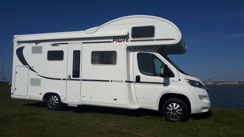 Camper 2 – Spacious and luxurious Pilote 6-person family camper with Playstation and LED TV!