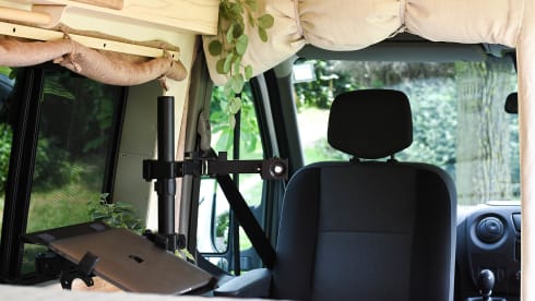 La Via – Camperbus Nissan NV400 L2H2 2personen gerenoveerd in 2023