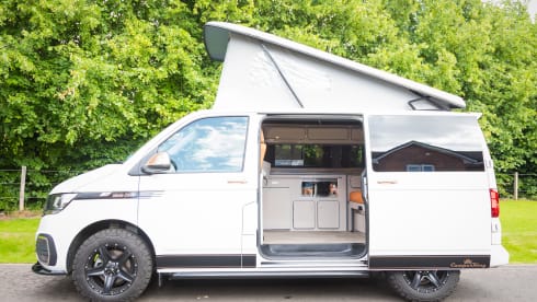 Harriette – 4 berth Volkswagen CamperKing Montecarlo 2021