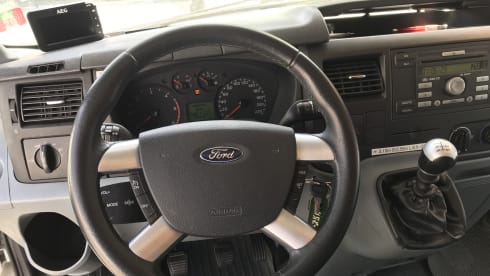 Freedom in the self-sufficient and spacious alcove mobile home