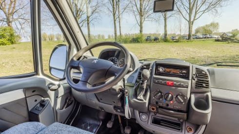 Vip camper loopt lekker met alles er op en aan makkelijk pakeren met een lengte van 5.40  – 2p Peugeot campervan from 2002