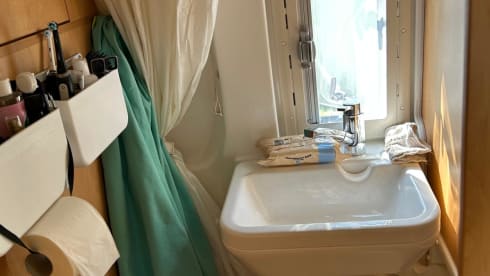 buzz2 – Comfortable and compact bus camper with 2 sleeping places