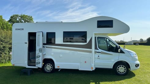 Eze – HR Adventures - Rimor Kilig 9 - 6 berth, 6 seat belt Motorhome