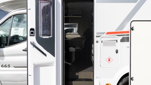 UYE – Automatic 4 Berth Fixed Bed 2024 Motorhome