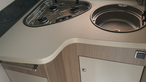 Very luxurious, spacious and comfortable camper with Queen size bed, super complete!