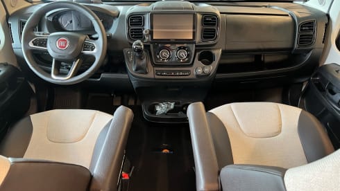 Weinsberg 600MF Pepper Edition – Very complete new 2-person semi-integrated camper (June 2022)