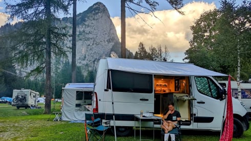 Miss Vanjie – Oriental Gypsy Wagon: Luxury Meets Adventure in Our Off-Grid Camper!