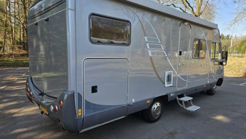 Hymer B700 per 4 persone, integrato da Mercedes del 2005, cambio automatico, patente di guida B o C