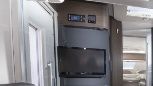 670sl – Camping-car très luxueux avec lit indépendant et beaucoup d'espace pour s'asseoir