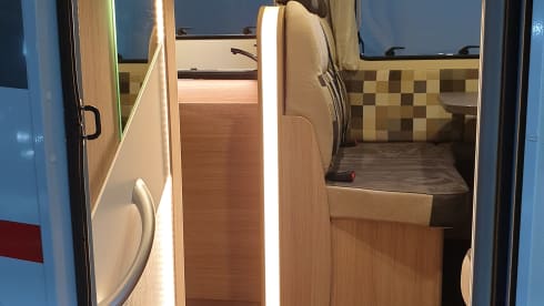 Luxe Sunlight  – Beautiful richly equipped Camper, very fresh and very young.