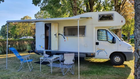 Bessie – Nice spacious alcove camper