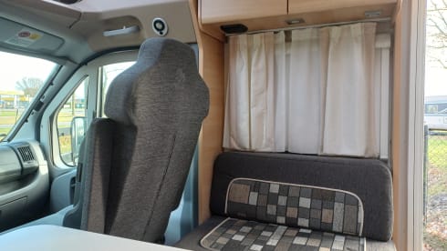  Beautiful compact Knaus camper with garage and large transverse bed!