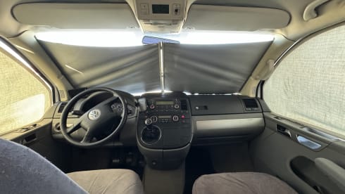 bear hunter – 4p Volkswagen California T5 bus 