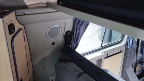 De Rode Smurf – The red smurf, reliable bus camper, for itself an entire family.