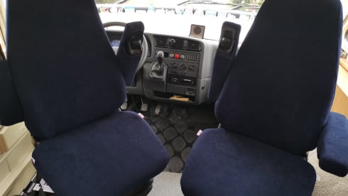 B574 met dubbele bodem  – 4p Top Hymer with good French beds