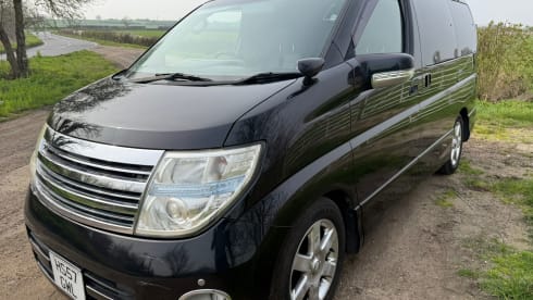 Essie the Elgrand – Camper Nissan a 4 posti letto del 2007