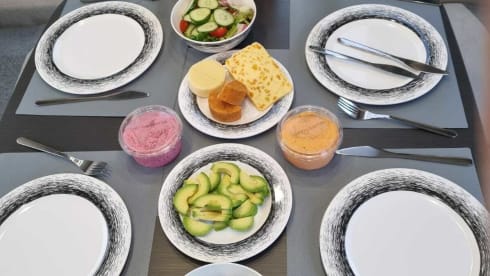 Betty Bob – Betty Bob is een luxe automatische camper met 5 zitplaatsen en 6 slaapplaatsen 