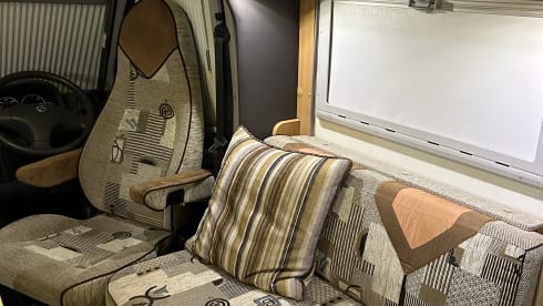 BeeHappy Motorhome Hire 🐝 – Beautiful 4 berth motorhome perfect for a couple or small family. 