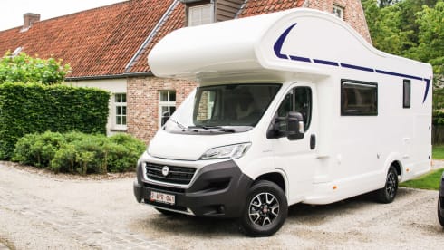 Kampeerwagen met 6 ruime slaapplaatsen