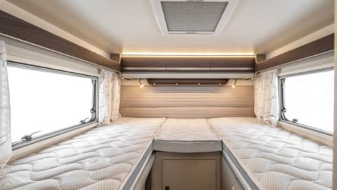 Super camper with 5 fixed beds! 2023