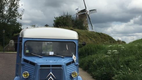 Feel good trip in retro Citroen HY - ultimate relaxation with character