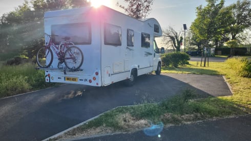 Nicky – Adventure and comfort in 'Nicky' the 6 berth luxury motorhome!