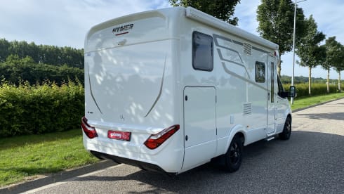 Vrijheid op wielen – Powerful luxury Hymer Mercedes camper semi-integrated from 2019