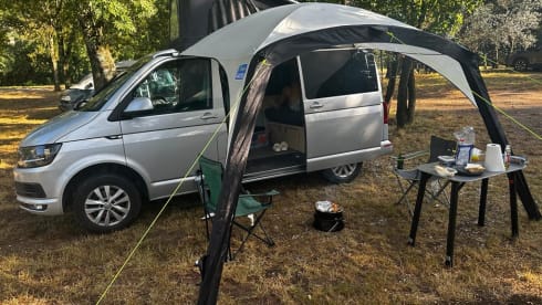 Joebow – 4 berth Volkswagen camper van 2018