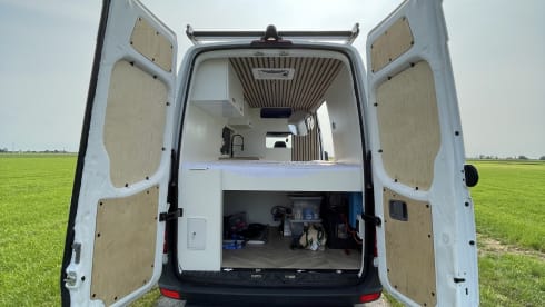 The Hustle Van – Off-grid freedom with The Hustle Van