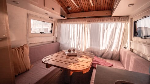 Selma – Unique army bus and off grid camper