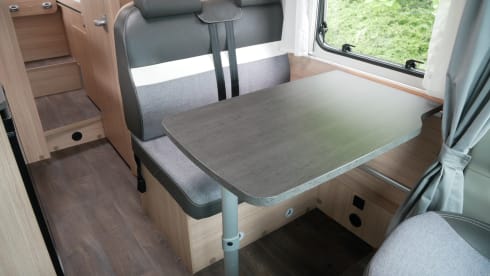 Sunlight V66, 6.70 Meter, Lengtebedden, XL Garage