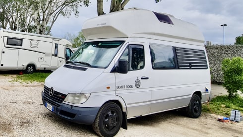 ELENA E IL SUO "CAMPY " – VIAGGIA IN LIBERTA CON MERCEDES WESTFALIA JAMES COOK