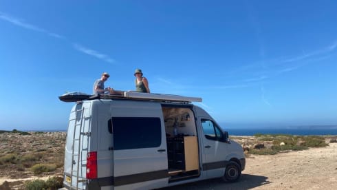 Keesie – Volkswagen Crafter Off-Grid Bus Camper with Roof Terrace