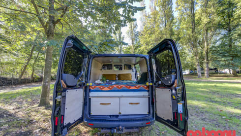 Ford Campervan met groot bed & uitschuifbare keuken 