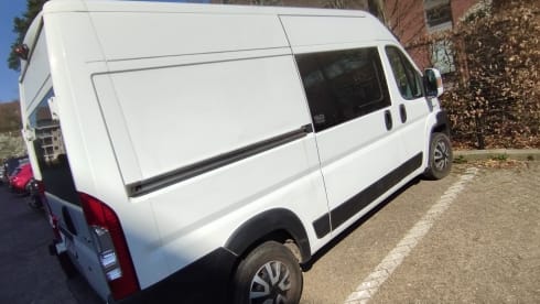the Lady – Peugeot Boxer voor 3- met ruim bed en veel opbergruimtes.