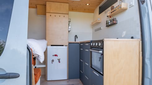 Keesie – Volkswagen Crafter Off-Grid Bus Camper with Roof Terrace