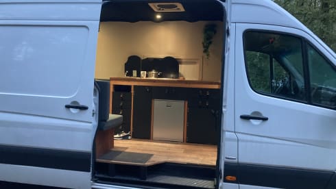 Benzie – Off grid luxury 2p Mercedes-Benz camper bus