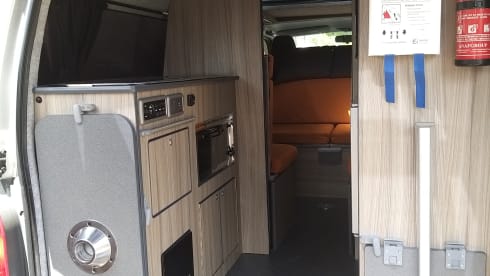 Silver Shadow – 4+ Berth Toyota Hi-Ace