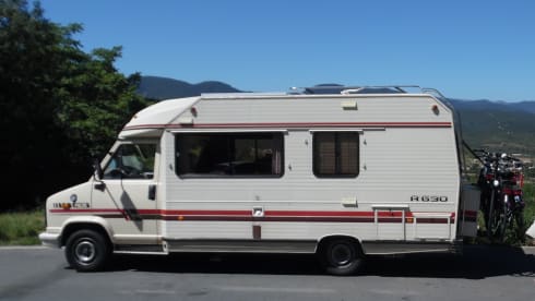 Nostalgic Oldtimer on LPG, 2/4p, fixed bed, roof racks.