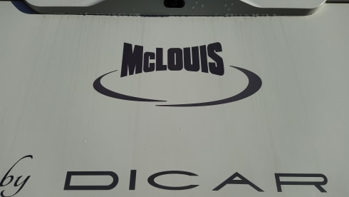 Découvrez notre camping-car McLouis luxueux et pratique - idéal pour les familles !