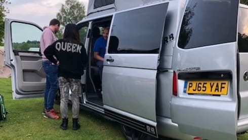 Silberner Volkswagen 2016 T6 Family Campervan mit 4 Schlafplätzen