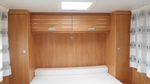 Geweldige camper – A great camper with a wonderful queen-size bed
