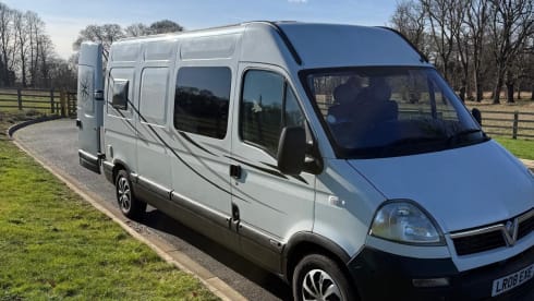 Marge – Campervan met 3 slaapplaatsen, volledig zelfvoorzienend. 